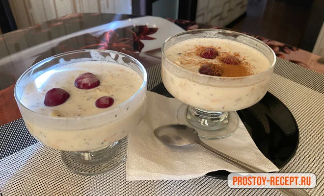 Овсянка на ряженке с бананом, чиа, черносливом и вишней, посыпанная шоколадом или корицей
