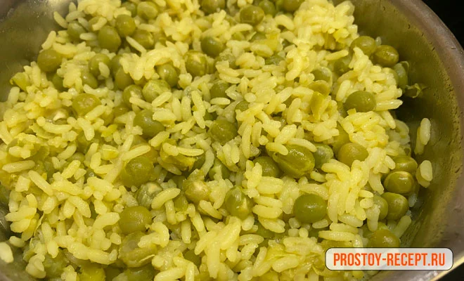 разваристый рис с зеленым горошком и куркумой
