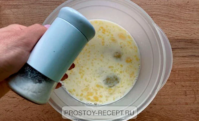 добавление специй в омлетную смесь для приготовления фриттаты с ветчиной