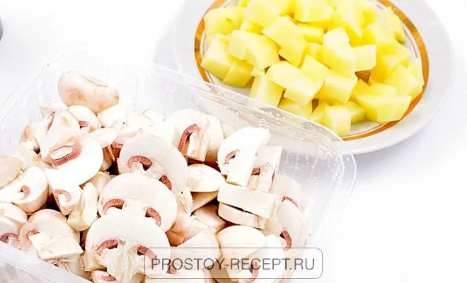 нарезанные шампиньоны и картофель для сырного супа с шампиньонами