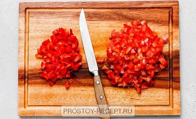 нарезка помидора и болгарского перца для приготовления шакшуки на сковороде с беконом