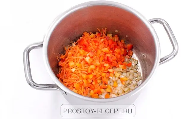 обжарка лука моркови и болгарского перца для сырного супа с шампиньонами