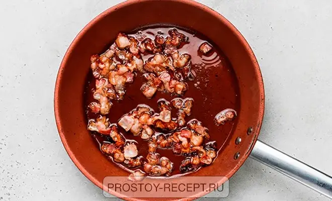 обжарка бекона для приготовления шакшуки на сковороде с беконом