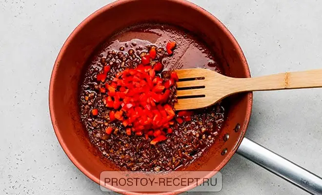 обжарка лука, чеснока и перца для приготовления шакшуки на сковороде с беконом