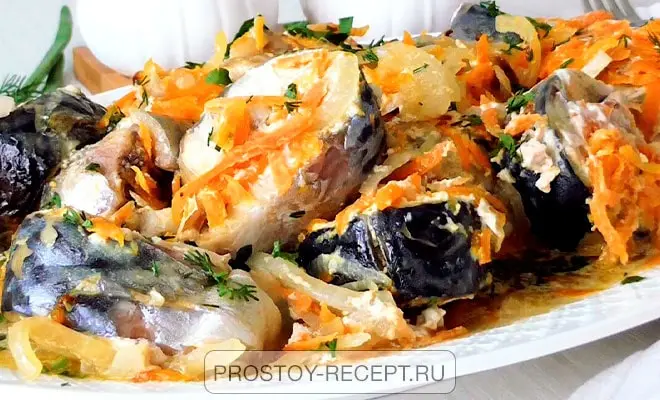 выложенная скумбрия запеченная в духовке в банке на блюде