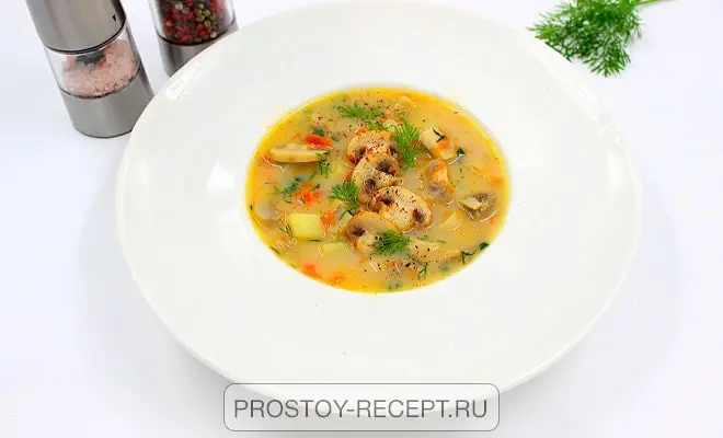 сырный суп с шампиньонами в тарелке - вариант сервировки