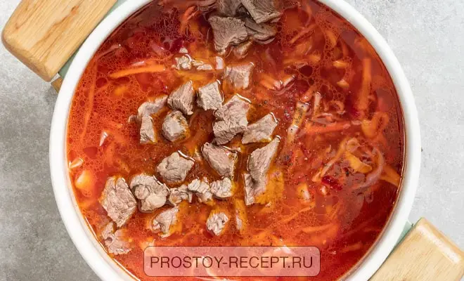 добавление мяса, зажарки и специй в борщ с говядиной