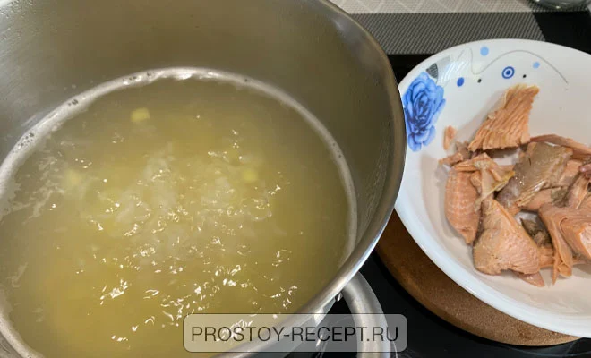 добавляем картофель для приготовления рыбного супа из горбуши