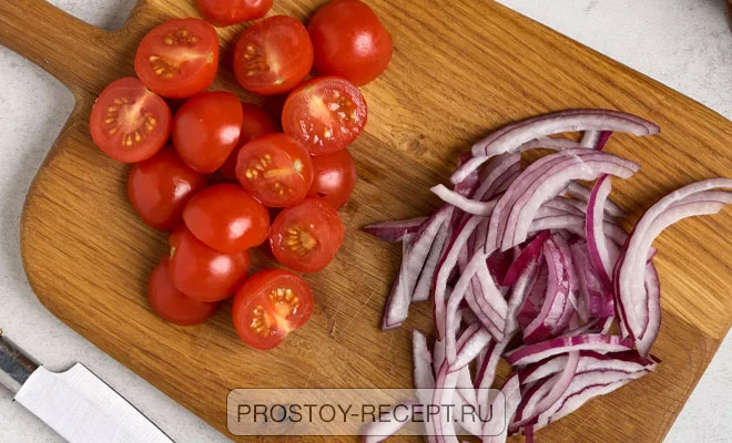 нарезанные черри и красный лук для теплого салата с баклажаном и сыром фета