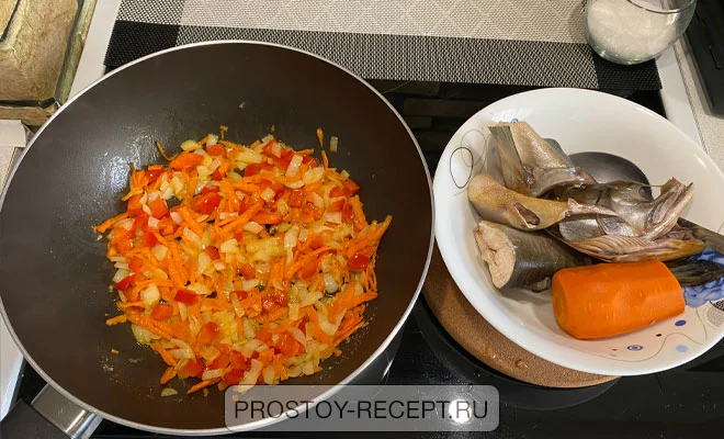 Обжарка лука, моркови и перца для приготовления рыбного супа из горбуши