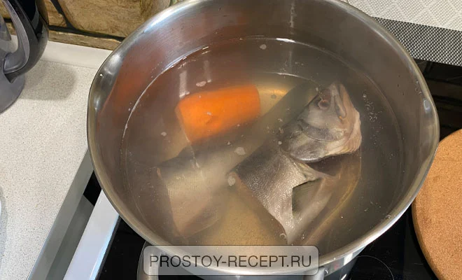варка бульона для приготовления рыбного супа из горбуши