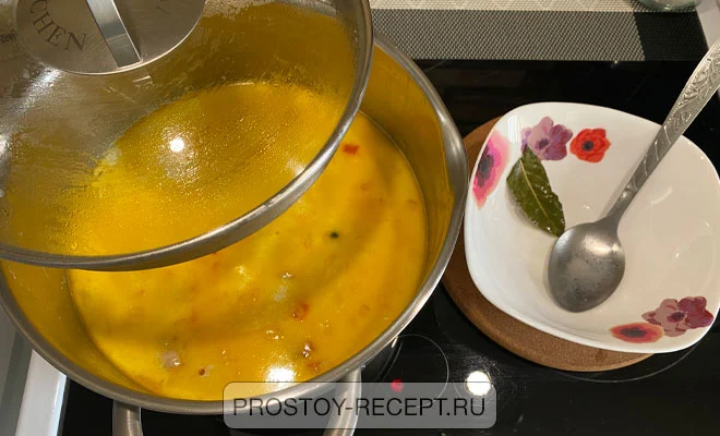 вынимаем лавровый лист из рыбного супа из горбуши и добавляем сливки