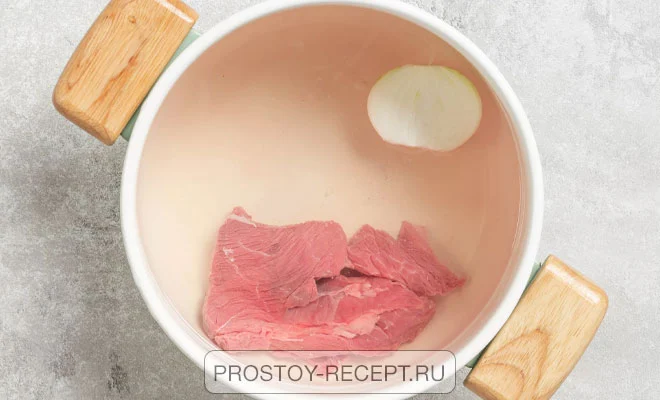 закладка говядины и лука для варки бульона для борща с говядиной