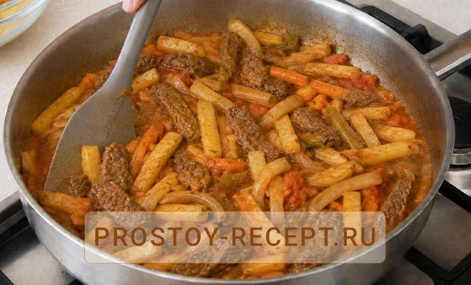 добавление обжаренного картофеля к мясу для азу по-татарски