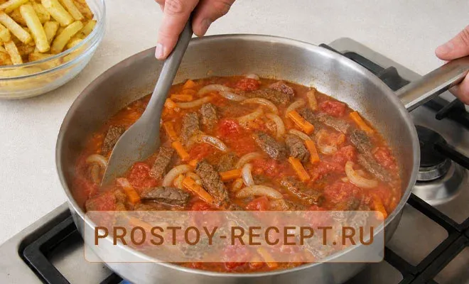 тушение мяса для азу по-татарски с помидорами и томатной пастой