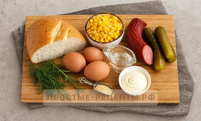ингредиенты для приготовления салата с копченой колбасой и сухариками