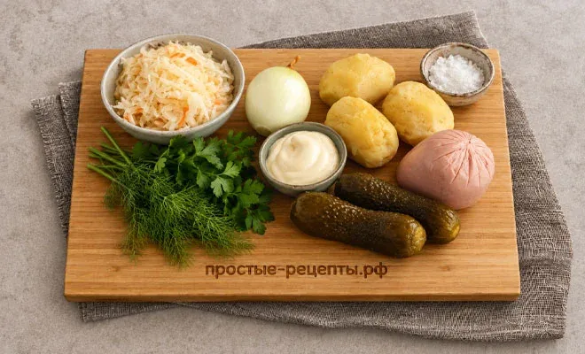 ингредиенты для салата с вареной колбасой и соленым огурцом