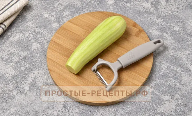 очистка кабачка для приготовления кабачковых блинов на сковороде