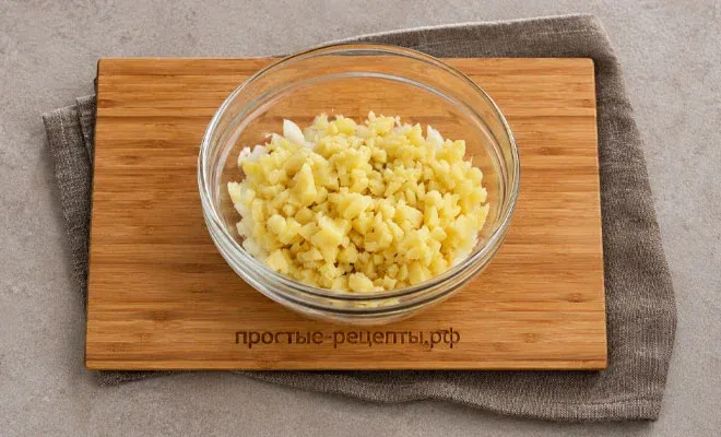 нарезка отварного картофеля для салата с вареной колбасой и соленым огурцом