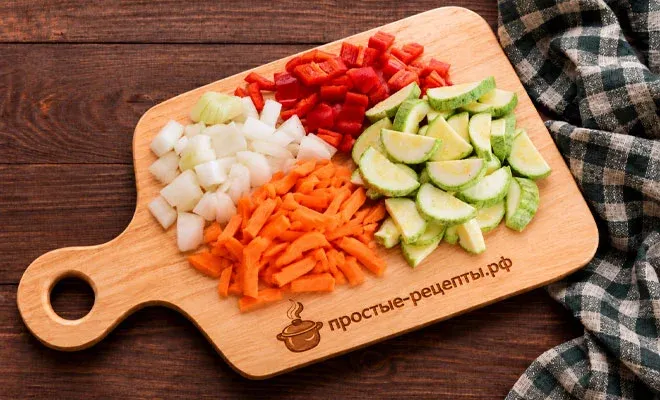 нарезка овощей для тушёных кабачков с рисом и овощами