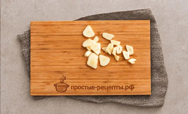 нарезка чеснока для свиных рёбрышек с картошкой в рукаве в духовке