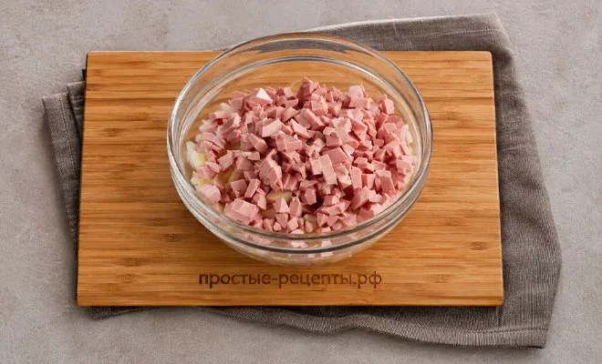 нарезка колбасы для салата с вареной колбасой и соленым огурцом