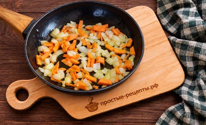 обжарка лука и моркови для тушёных кабачков с рисом и овощами