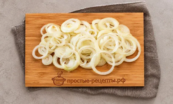 нарезка лука для картошки с грибами в горшочках в духовке