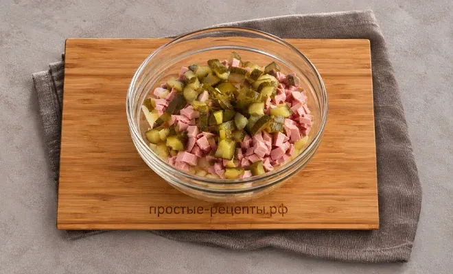 нарезка соленых огурцов для салата с вареной колбасой и соленым огурцом