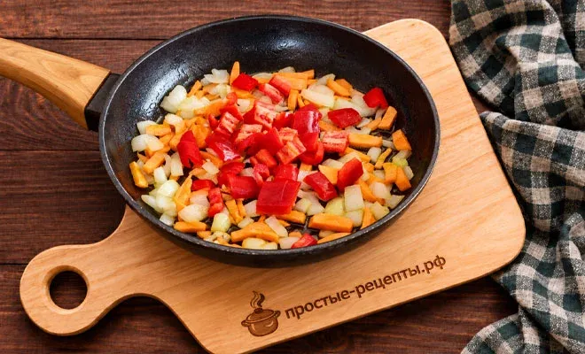 обжарка болгарского перца для тушёных кабачков с рисом и овощами