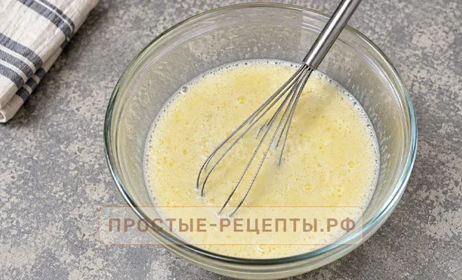 перемешивание основы для приготовления кабачковых блинов на сковороде
