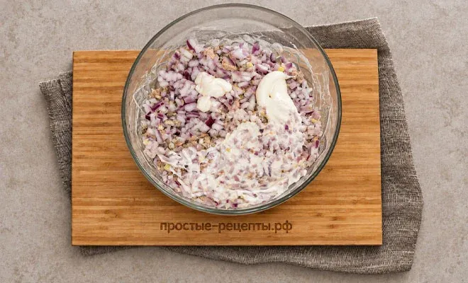 слой рыбы с луком для салата Мимоза с горбушей и сыром