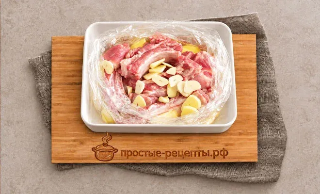 добавление в рукав ребрышек и чеснока