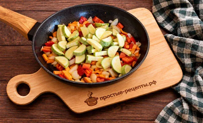обжарка кабачка для тушёных кабачков с рисом и овощами