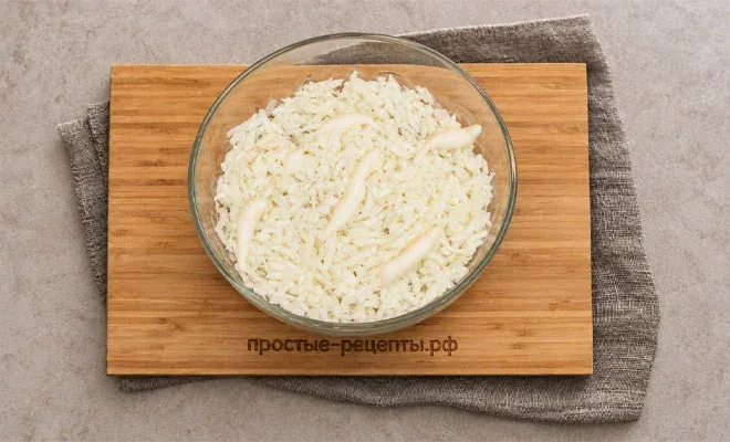 слой яичных белков для салата Мимоза с горбушей и сыром