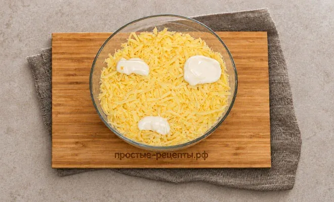 слой сыра для салата Мимоза с горбушей и сыром