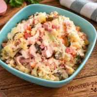Салат с вареной колбасой и соленым огурцом - пошаговый рецепт приготовления