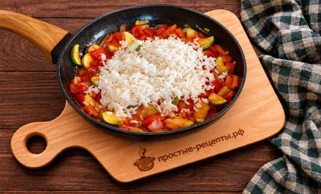 добавление риса для тушёных кабачков с рисом и овощами