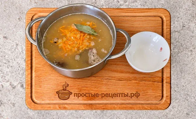 соединение всех ингредиентов для супа горохового с копчеными ребрышками