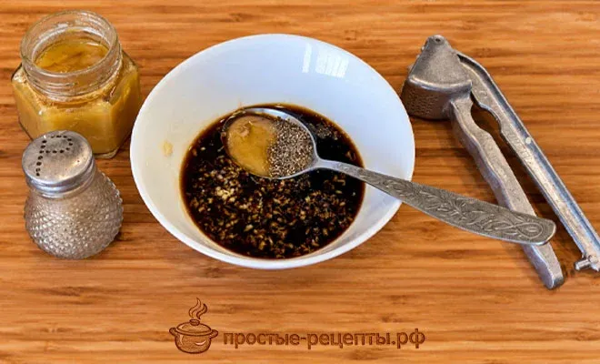соединение ингредиентов маринада для курицы в духовке целиком с хрустящей корочкой