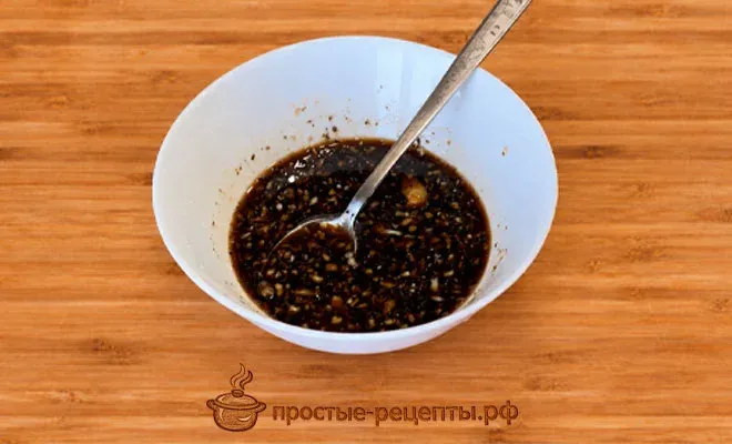 перемешивание ингредиентов маринада для курицы в духовке целиком с хрустящей корочкой