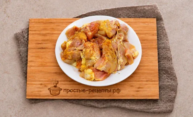 подготовка курицы для тушеной капусты с курицей и грибами
