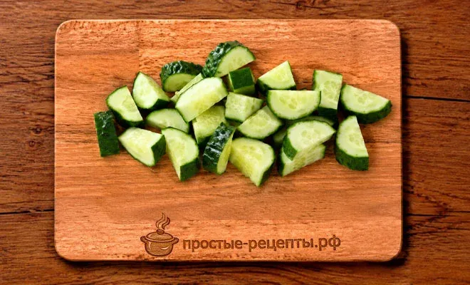 нарезка огурца для греческого салата с креветками