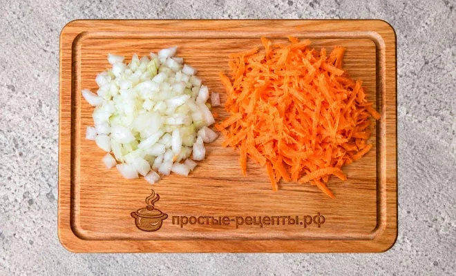 измельчение моркови и лука для зажарки для супа горохового с копчеными ребрышками