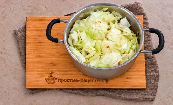 обжаренная капуста для тушеной капусты с курицей и грибами