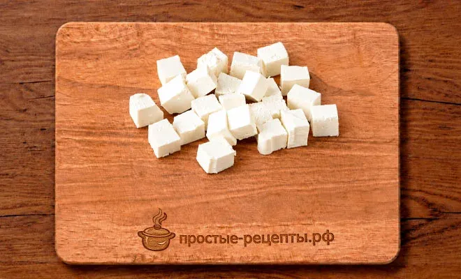 нарезка сыра фета для греческого салата с креветками