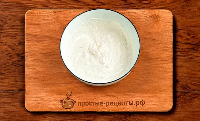 добавление сметаны в соус для заливки ежиков с рисом и фаршем на сковороде