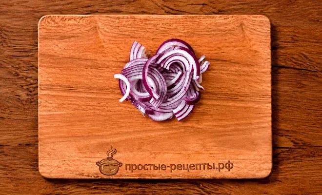 нарезка красного лука для греческого салата с креветками