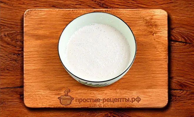 добавление воды в сметанную заливку для ежиков с рисом и фаршем на сковороде
